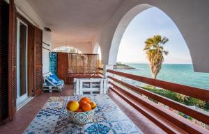 ブルコリにあるVilla Sciammacaの海の景色を望むバルコニーが備わる客室です。