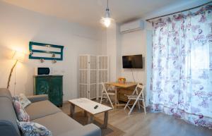 een woonkamer met een bank en een tafel bij Villa Sciammaca in Brucoli