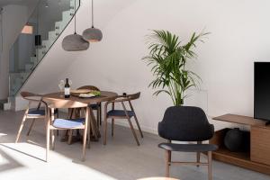 Un comedor con mesa y sillas en JnV Luxury Villas, en La Canea