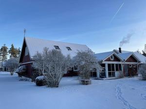 Hestra的住宿－Familjevänligt hus nära Isaberg!，前面的地面上积雪的房子