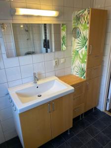 Hestra的住宿－Familjevänligt hus nära Isaberg!，一间带水槽和镜子的浴室