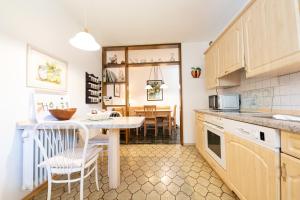 een keuken met een tafel en stoelen in een kamer bij Bergrose in Farchant