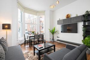 uma sala de estar com um sofá e uma mesa em Stay at Kensington and Knightsbridge em Londres