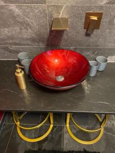 a red sink sitting on top of a counter at Ferienwohnung in historischer Villa mit Gartennutzung in Furth im Wald