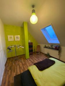 1 dormitorio con cama, lavabo y ventana en Ferienwohnung in historischer Villa!, en Furth im Wald
