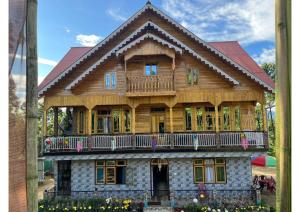 Cette maison en bois dispose d'un balcon. dans l'établissement Twillight hometsay, à Darjeeling
