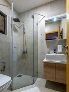 y baño con ducha, aseo y lavamanos. en Velika Recepcija 10 en Zlatibor