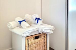 een stapel handdoeken bovenop een mand bij [Idromassaggio & BBQ]wifi, relax e private parking in Sirolo