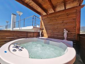 Foto dalla galleria di Penthouse with private pool, hot tub jacuzzi with sea views and chill-out zone, close to the sea a Marbella