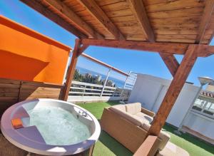 una vasca idromassaggio sul balcone di una casa di Penthouse with private pool, hot tub jacuzzi with sea views and chill-out zone, close to the sea a Marbella