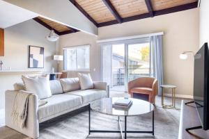 TV a/nebo společenská místnost v ubytování Sunnyvale 1BR w WD Pool Gym nr FB Google SFO-905