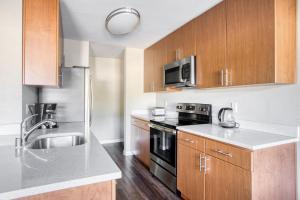 Kuchyň nebo kuchyňský kout v ubytování Sunnyvale 1BR w WD Pool Gym nr FB Google SFO-905