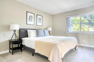 Postel nebo postele na pokoji v ubytování Sunnyvale 1BR w WD Pool Gym nr FB Google SFO-905