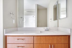 Koupelna v ubytování Sunnyvale 1BR w WD Pool Gym nr FB Google SFO-905