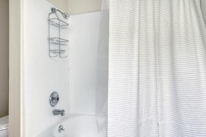 Koupelna v ubytování Sunnyvale 1BR w WD Pool Gym nr FB Google SFO-905
