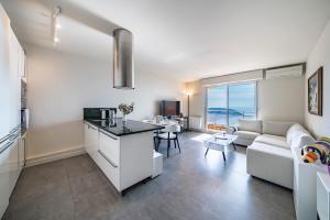 Kuchnia lub aneks kuchenny w obiekcie Baie Roquebrune, Balcon Vue Mer, Parking Gratuit - AO