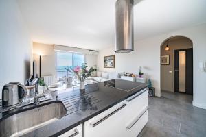 Kuchnia lub aneks kuchenny w obiekcie Baie Roquebrune, Balcon Vue Mer, Parking Gratuit - AO