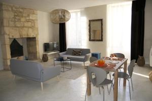 サルラ・ラ・カネダにあるHôtel particulier de Monméjaのリビングルーム(テーブル、椅子、暖炉付)