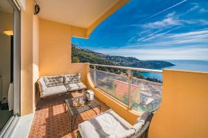 balkon z widokiem na ocean w obiekcie Baie Roquebrune, Balcon Vue Mer, Parking Gratuit - AO w mieście Roquebrune-Cap-Martin