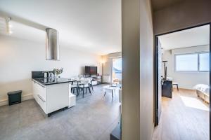Kuchnia lub aneks kuchenny w obiekcie Baie Roquebrune, Balcon Vue Mer, Parking Gratuit - AO
