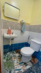 Bilik mandi di Blue Moon Guesthouse
