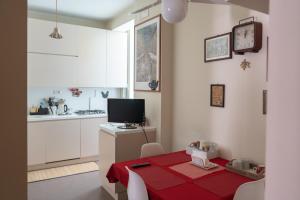 バーリにあるCasa dei Ruscelliのキッチン(テーブル、赤いテーブルクロス付)