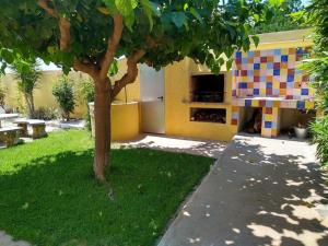 un edificio con un albero di fronte di JADE a Vinarós