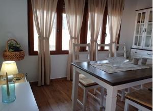 una sala da pranzo con un tavolo e due sedie di JADE a Vinarós