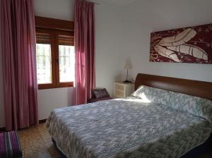 una camera da letto con un letto e una finestra di JADE a Vinarós Altre 18 foto