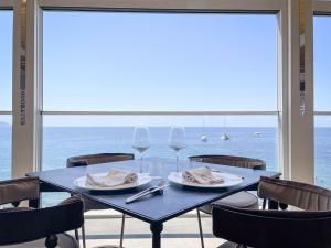 une salle à manger avec une table et des chaises et l'océan dans l'établissement Albergo Da Carmine, à Castellabate