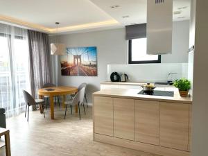 Fotografia z galérie ubytovania Apartament Jana Kazimierza 47 - 2 sypialnie, 70m2, Balkon, Parking, WI-FI vo Varšave