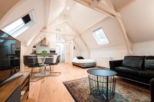 a living room with a couch and a table at Familie Hotel & Apartments Alkmaar in Alkmaar