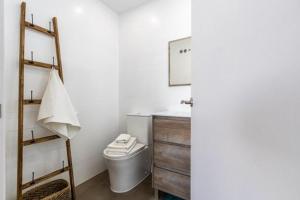 y baño con aseo, lavabo y espejo. en Acojedor y exclusivo loft by Lofties en Terrassa