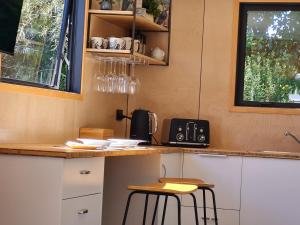 Majoituspaikan Kaiteriteri Tiny Home keittiö tai keittotila