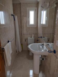 een badkamer met een wastafel en een toilet bij Marina Sol in Cabo Roig