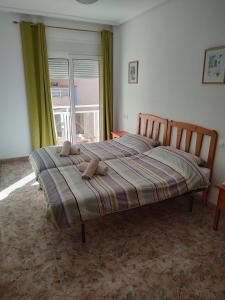 een slaapkamer met een bed met twee handdoeken erop bij Marina Sol in Cabo Roig