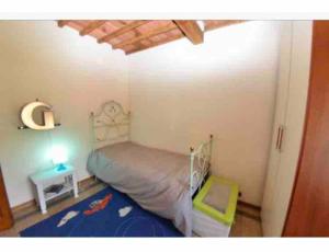 - une petite chambre avec un lit et une table dans l'établissement Casamalu, à Lucques