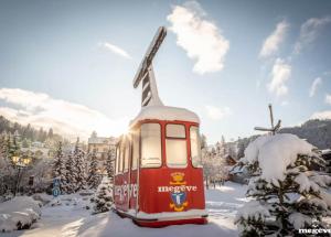 Luxury Wood Megeve village v zime