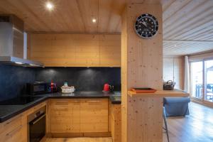 Kuchyňa alebo kuchynka v ubytovaní Luxury Wood Megeve village