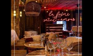 Reštaurácia alebo iné gastronomické zariadenie v ubytovaní Luxury Wood Megeve village
