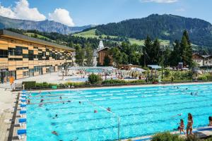 Bazén v ubytovaní Luxury Wood Megeve village alebo v jeho blízkosti