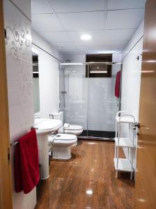 a bathroom with two toilets and a shower at Ancla Spaces nuevo apt cerca del mar, sin vistas in Vinarós