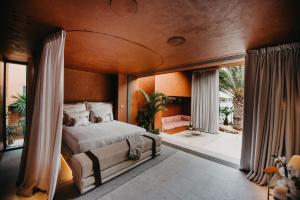 1 dormitorio con cama y ventana grande en Zori Timeless Hotel, en Hvar