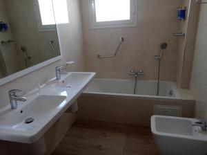 Ένα μπάνιο στο Hotel Delphin-Nouadhibou