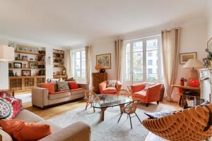 salon z kanapą i stołem w obiekcie Appartement de charme en centre-ville pour 6 pers. w mieście Nantes