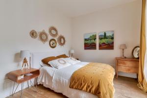 sypialnia z łóżkiem i 2 lustrami na ścianie w obiekcie Appartement de charme en centre-ville pour 6 pers. w mieście Nantes