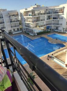 una grande piscina di fronte ad alcuni edifici di Marina Beach (3 Swimming pools, Direct Access to the Beach) a Mohammedia