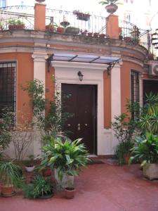 羅馬的住宿－OPERA THEATER APARTMENT - ROMA CENTER，一座有黑色门和一些植物的房子