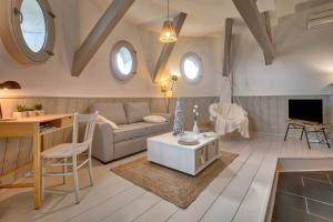 ein Wohnzimmer mit einem Sofa und einem Tisch in der Unterkunft Le Bateau Perché - Bel appt pour 4 in Nay