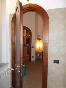 uma porta aberta para um corredor com uma mesa em OPERA THEATER APARTMENT - ROMA CENTER em Roma